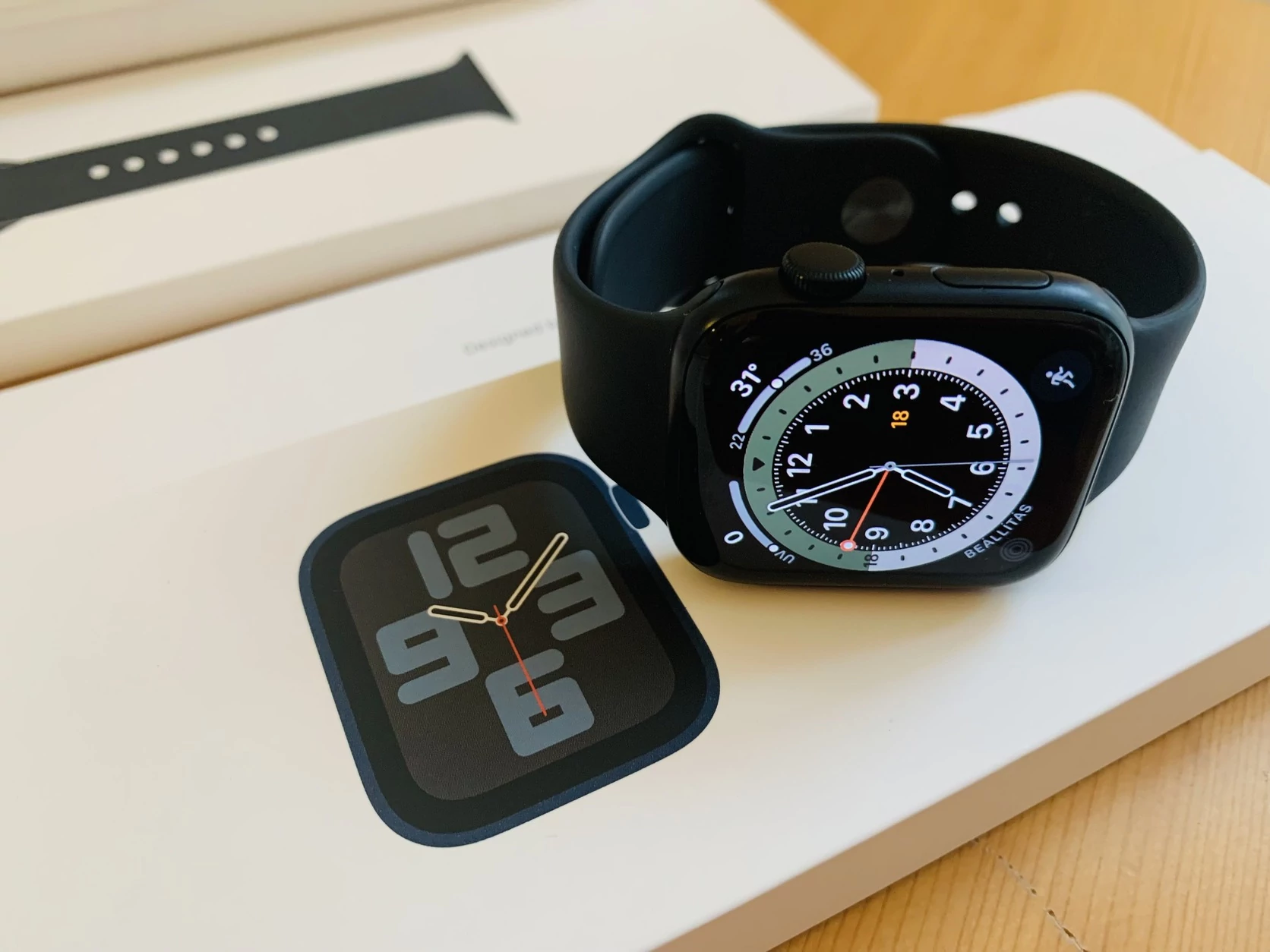 Apple Watch SE (2023) 44mm Aluminium with Sport Loop Starlight Beige MRE63